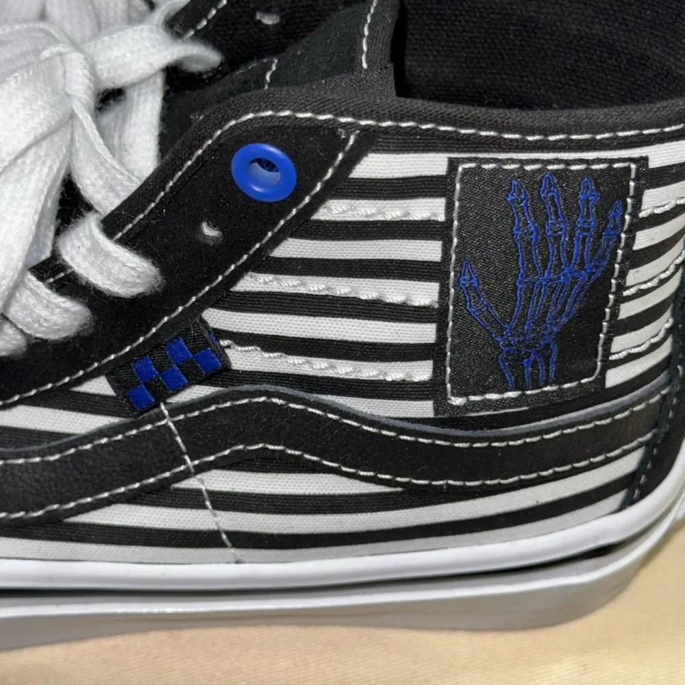 Vans Black and White High-Top Sneakers Classic Skate Design - Picture 6 of 7